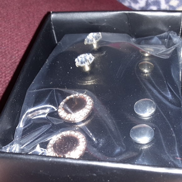 Avon Tritone Stud Earring 4pc Set $12 Free Gift With Purchase - Picture 6 of 10